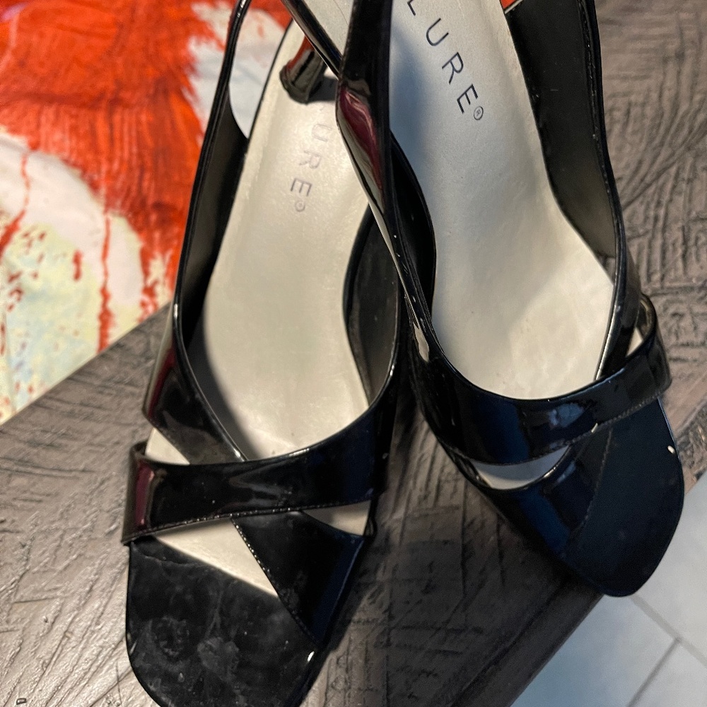 Patent leather cris cross super chic 4in heels